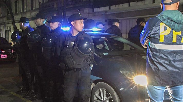 Telediario 1 - Detenido un hombre tras intentar disparar en la cabeza a Cristina Fernández de Kirchner