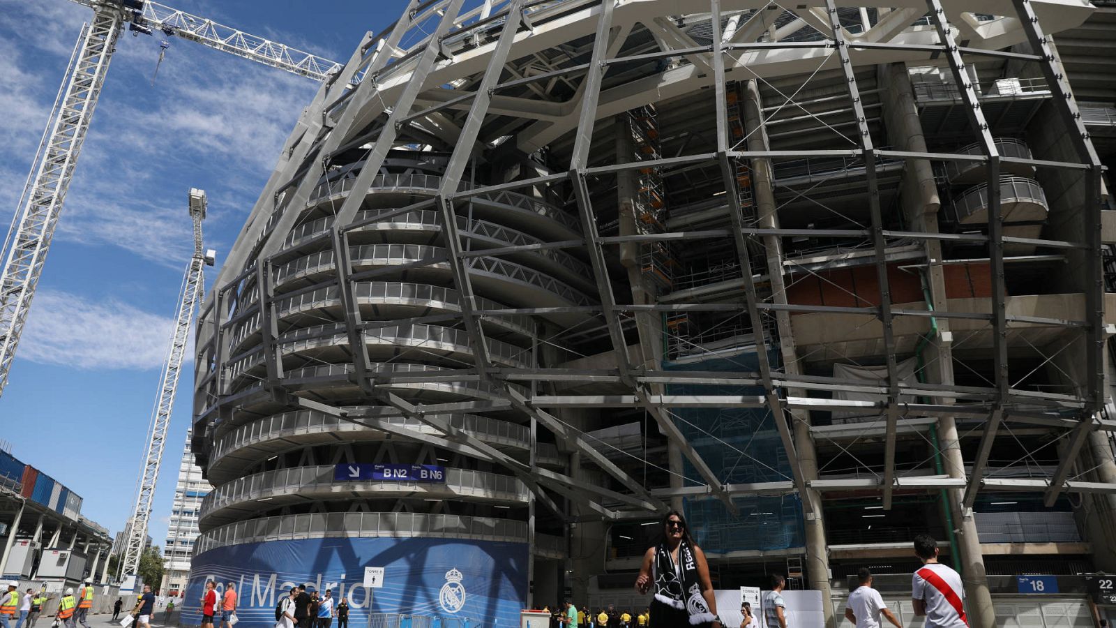 A falta de grandes fichajes en la Liga, los clubes renuevan sus estadios -- Ver ahora