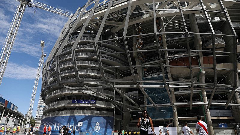 A falta de grandes fichajes en la Liga, los clubes renuevan sus estadios -- Ver ahora