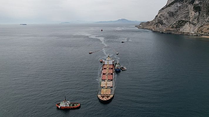 Telediario Fin de Semana - Gibraltar avisa de una "ralentización" del vaciado de combustible por una entrada de agua en el buque accidentado