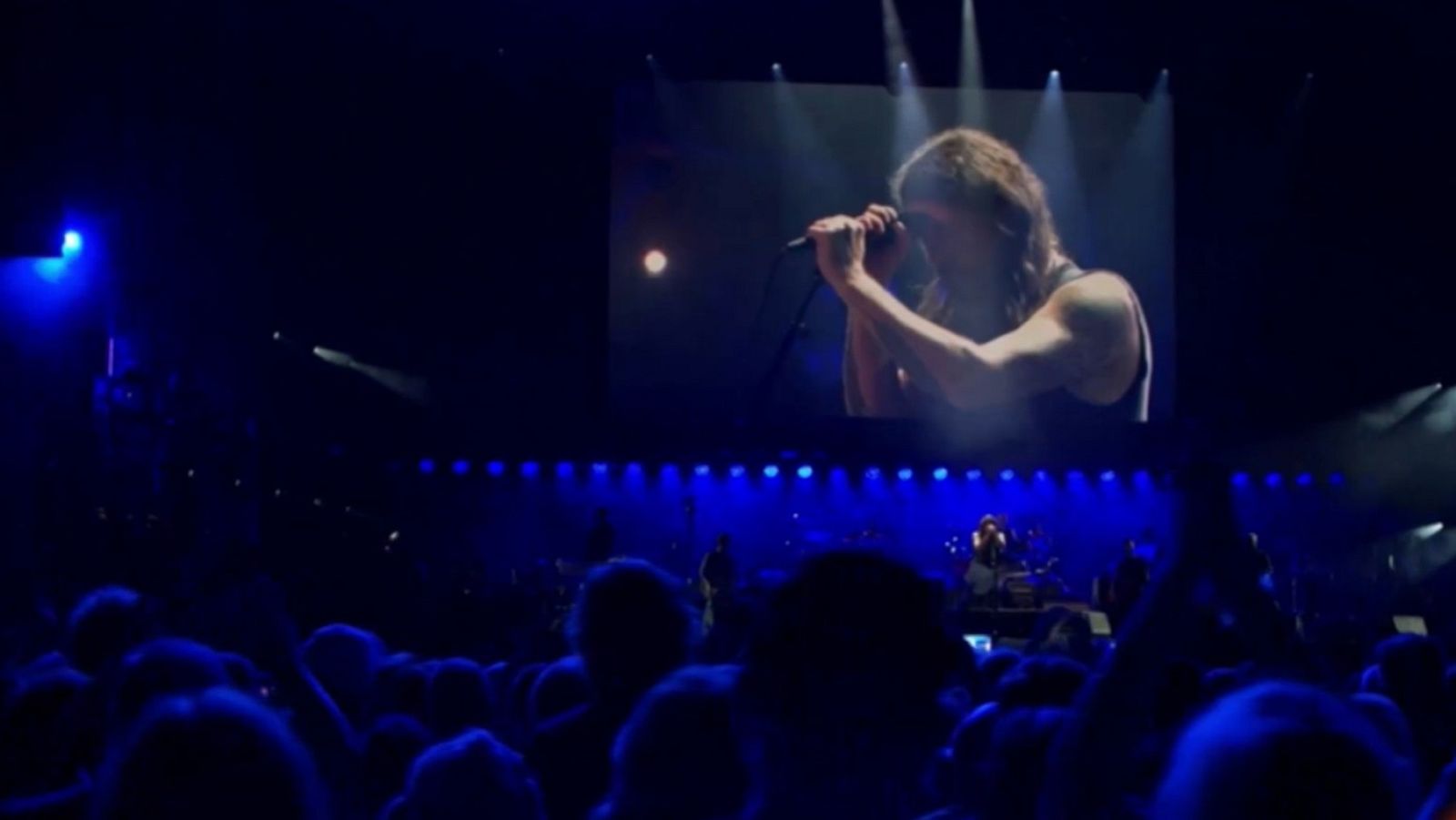 Dave Grohl se emociona en el homenaje a Taylor Hawkins, batería de Foo Fighters