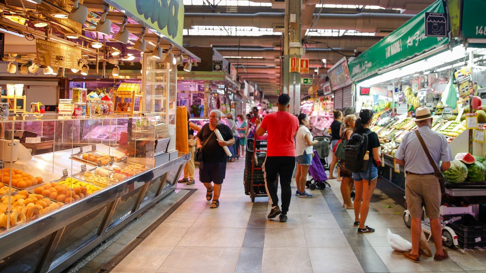 La mitad de españoles no llega a fin de mes por la inflación y muchos han reducido la compra de productos electrónicos y ropa, según un estudio de Idealo.