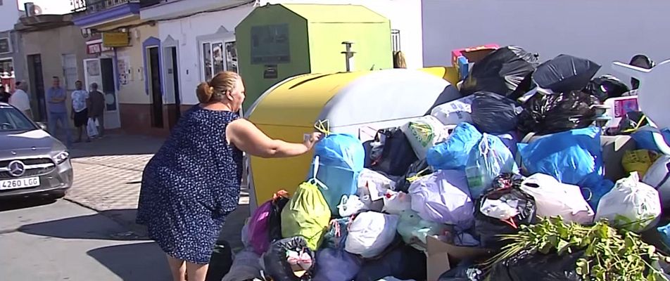 Telediario 1 - Montañas de basura en Almonte, Huelva, por la huelga de los servicios de limpieza