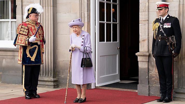 Telediario 2 - Las apariciones públicas de la reina Isabel II, reducidas en los últimos meses por su estado de salud