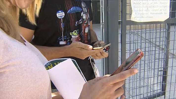 Telediario 1 - Los grupos de WhatsApp del colegio: un arma de doble filo para los padres