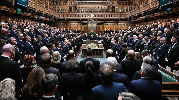Telediario 2 - El Parlamento británico aparca sus debates por un día y rinde homenaje a Isabel II