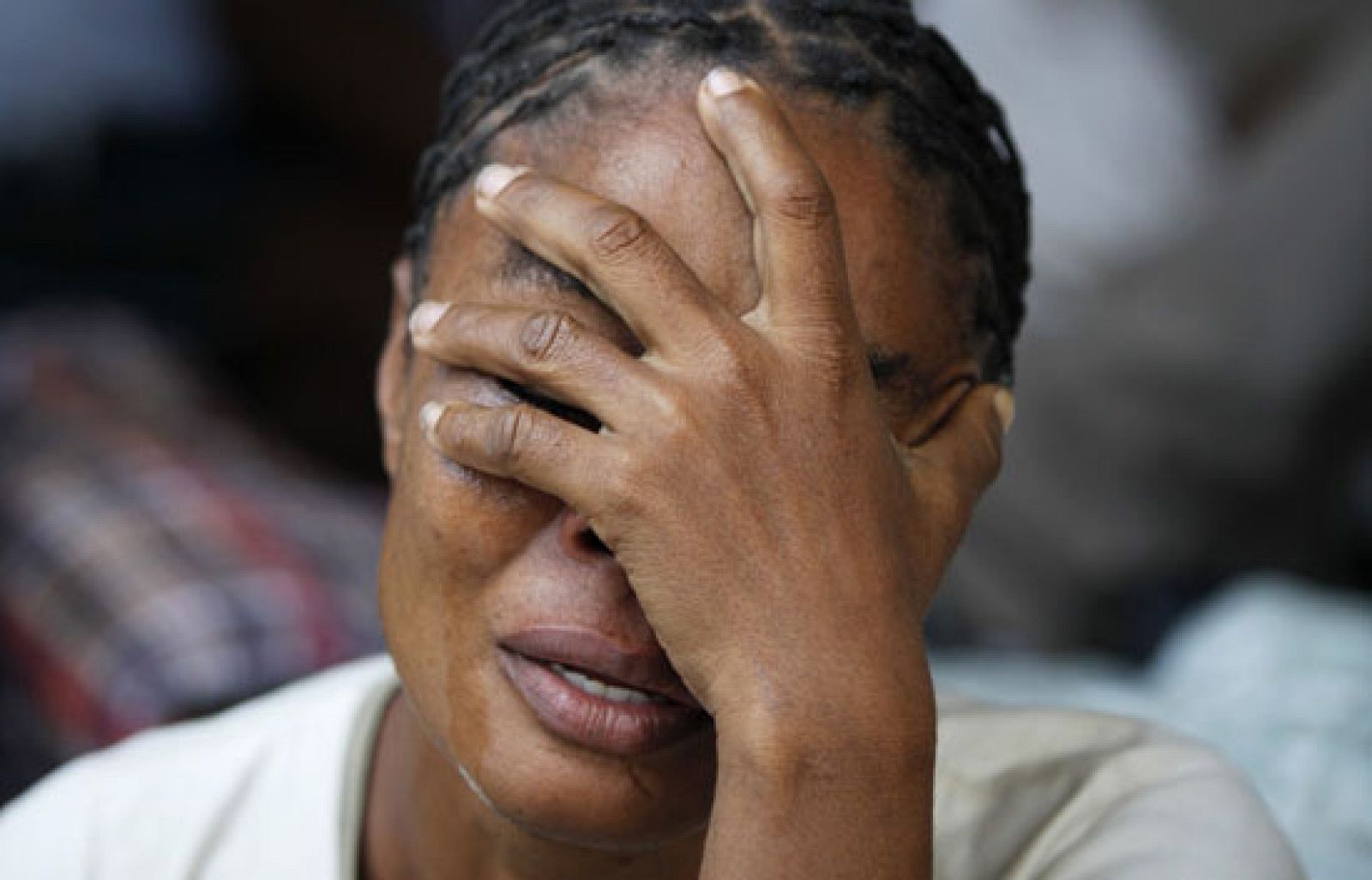 Los supervivientes de la tragedia vagan por las calles de Puerto Príncipe