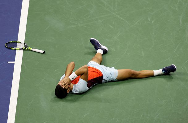 Telediario Fin de Semana - Alcaraz gana a Tiafoe en cinco sets y se mete en su primera final de Grand Slam