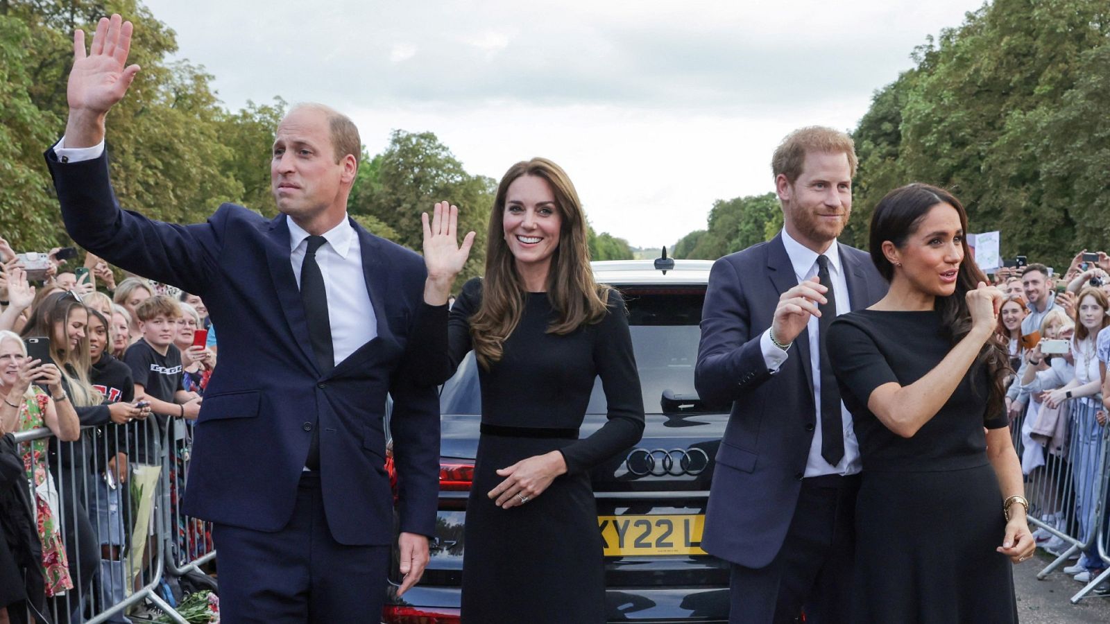 El reencuentro de Guillermo y Enrique: saludan a la multitud en Windsor