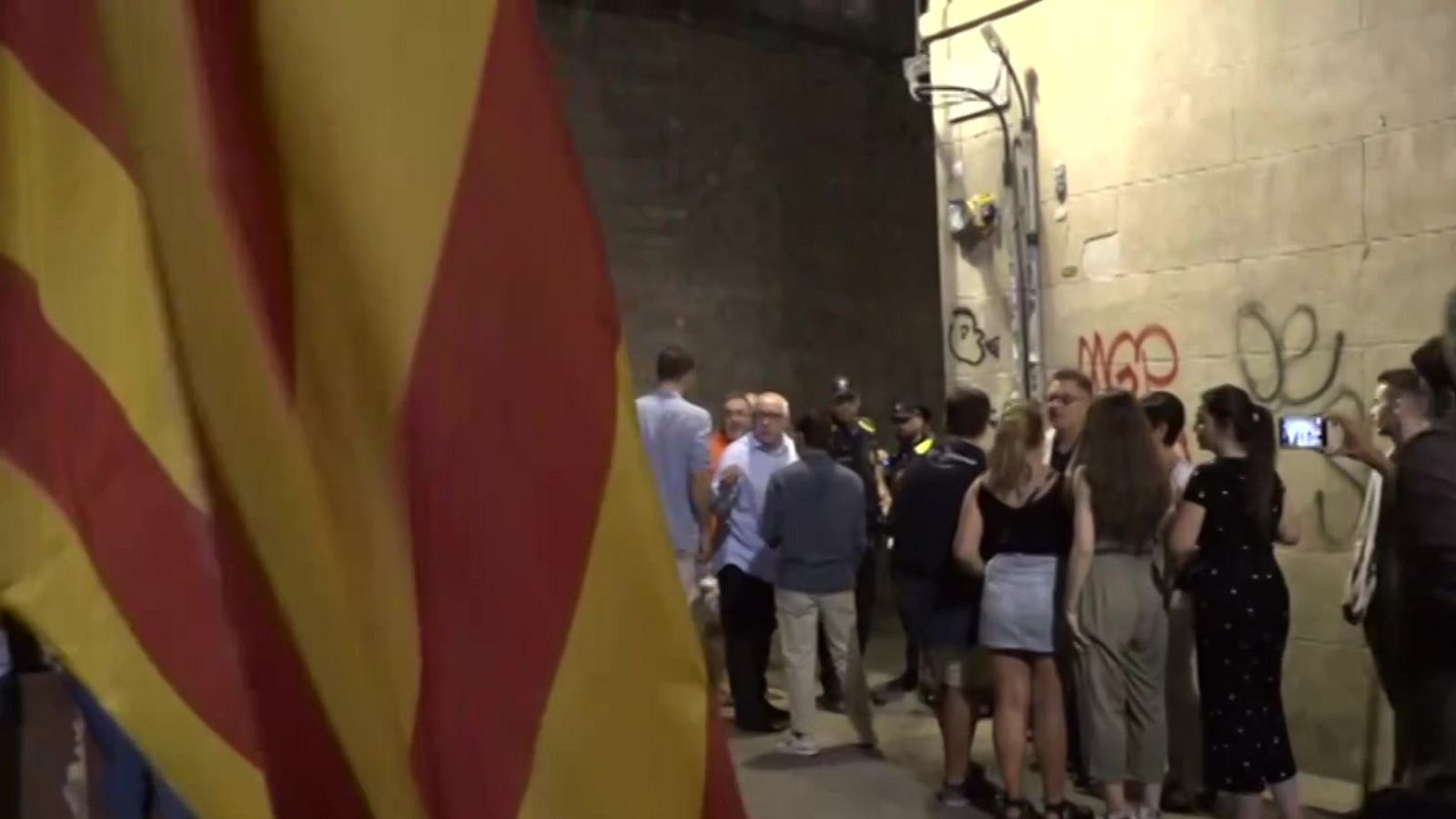 Agresión a una reportera en un acto independentista en el Fossar - Informativo 24h | Ver
