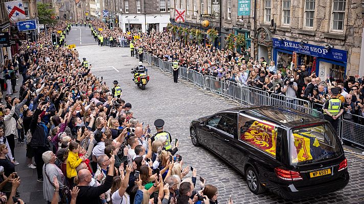 Hablando claro - Lágrimas y emoción en la llegada del cortejo fúnebre de Isabel II a Edimburgo