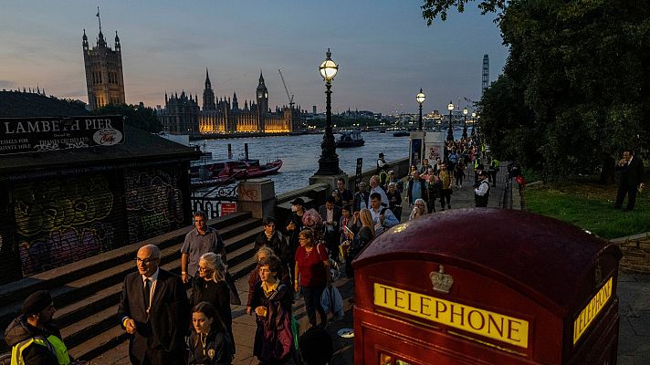 Telediario 2 - Así es un día en la cola para ver la capilla ardiente de Isabel II