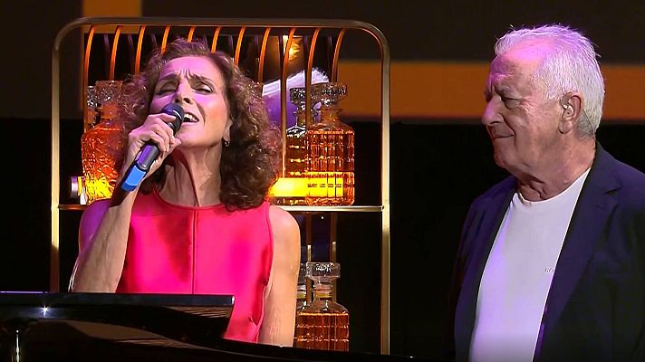  - Ana Belén y Víctor Manuel cantan 'La puerta de Alcalá'