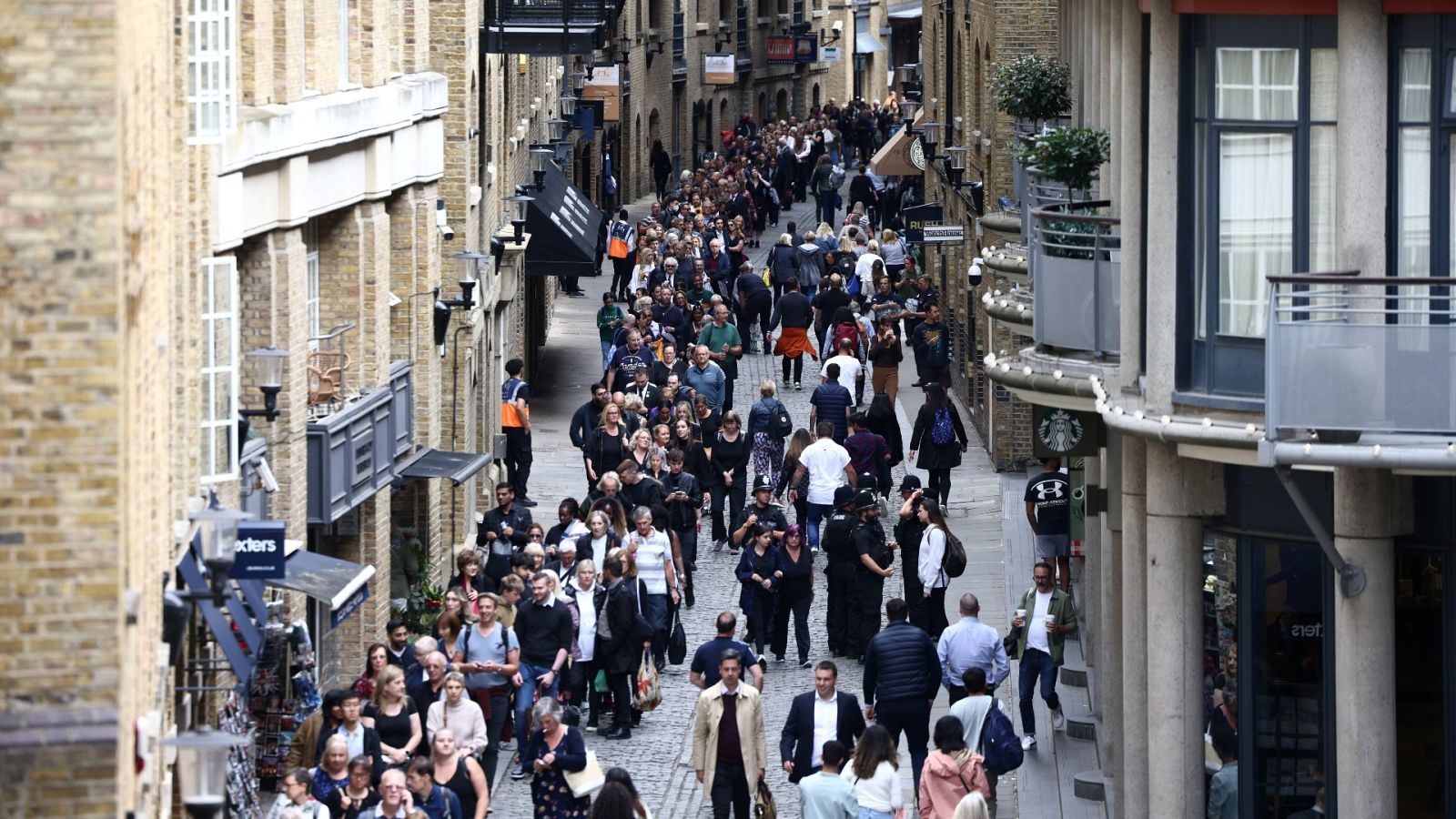 En la cola para despedirse de Isabel II: emoción y buena atmósfera | Ver