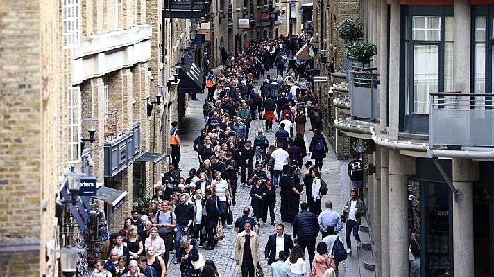 Telediario 1 - En la cola para despedirse de Isabel II: emoción, "buena atmósfera" y cansancio