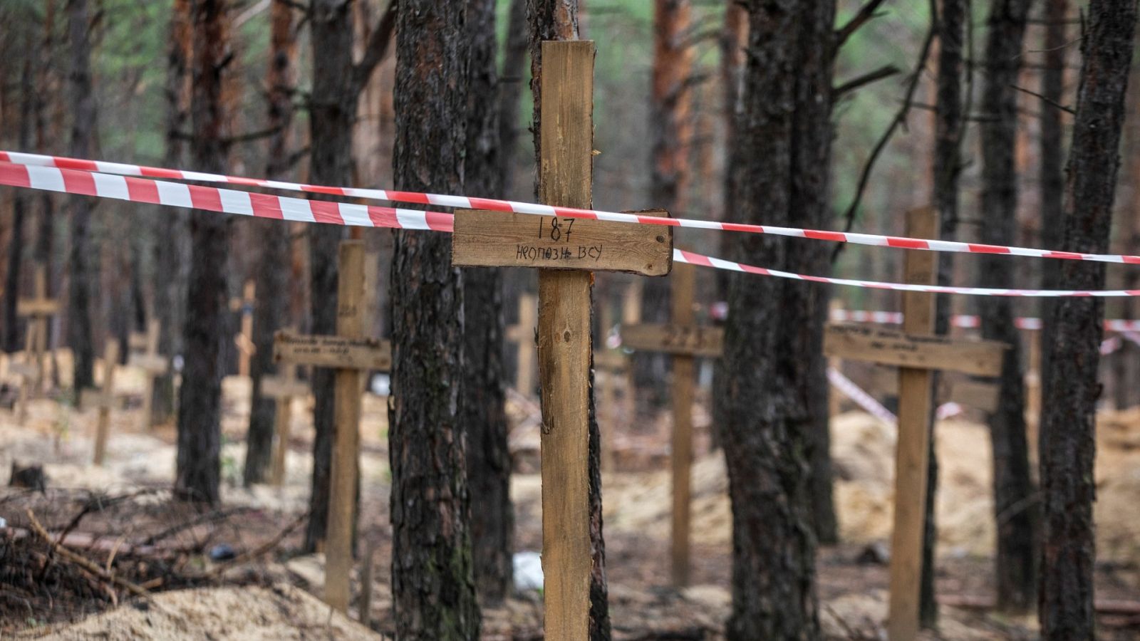 Ucrania denuncia entierros masivos en Izium