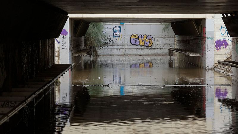 Mataró limpia sus calles tras las inundaciones que han dejado un herido grave | Ver