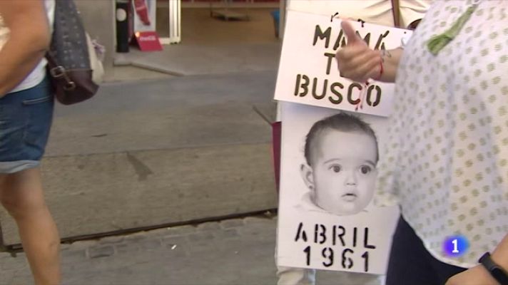 Telediario 1 - Concentración de familias de bebés robados en Madrid