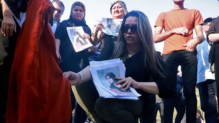 Telediario 2 - Protestas en Irán por la muerte de una joven detenida por no llevar bien puesto el velo