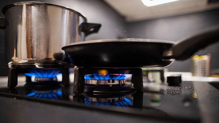 Telediario 1 - El Gobierno baja el IVA del gas al 5% hasta final de año