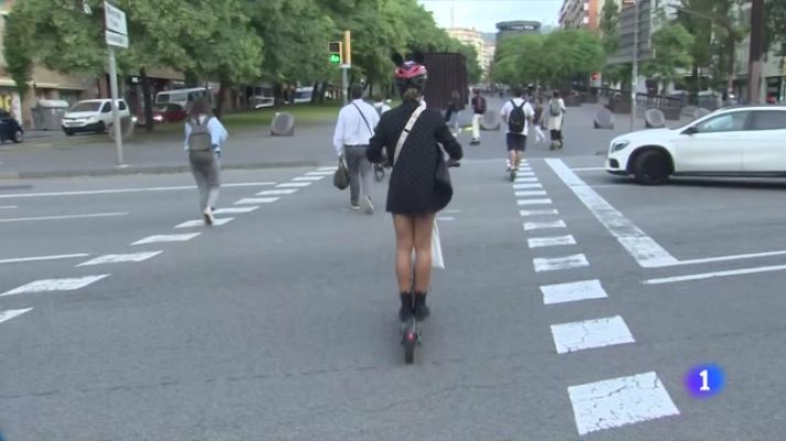 L'Informatiu - 1 de cada 3 conductors de patinet elèctric condueix per la vorera, tot i que està prohibit