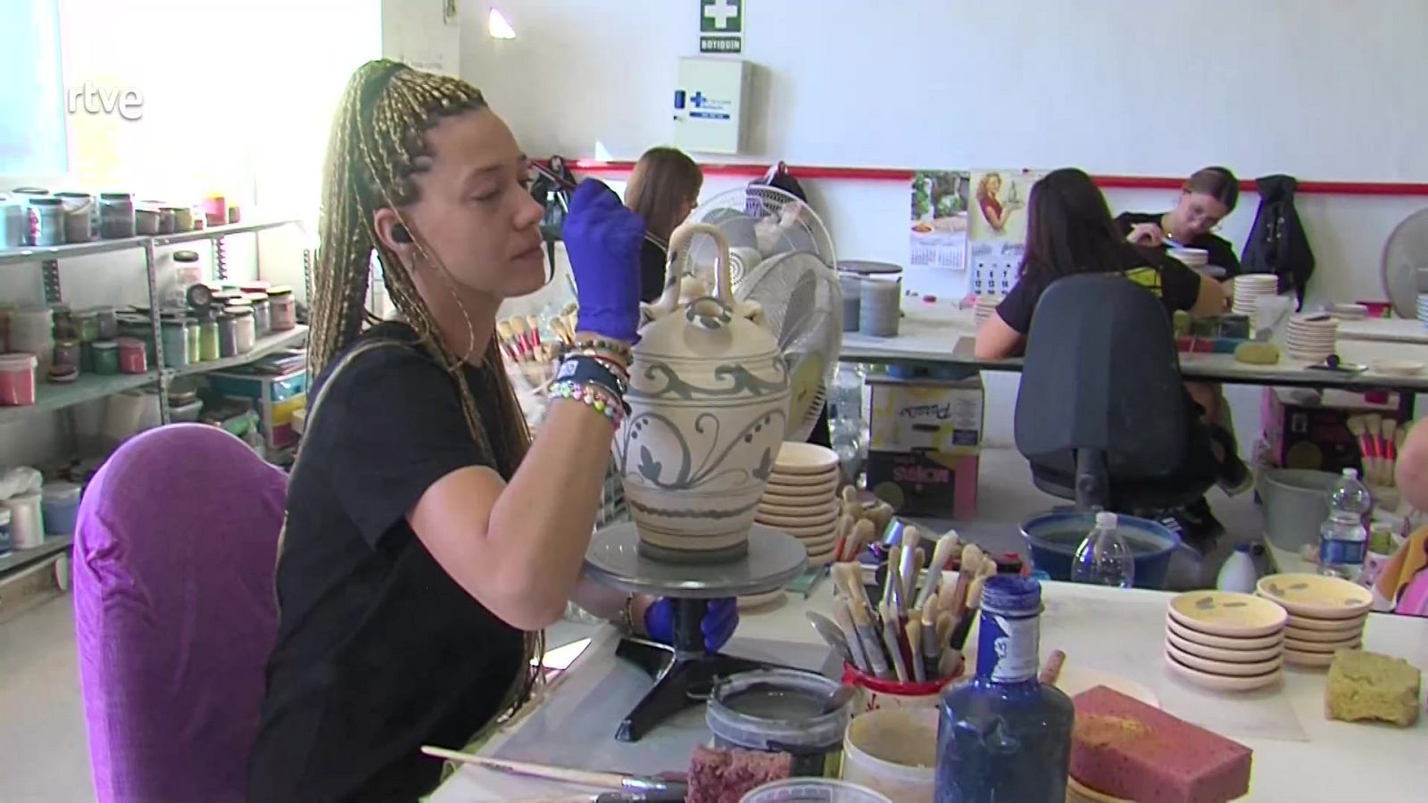 Aquí hay trabajo ¿ Vuelve el botijo - ver ahora