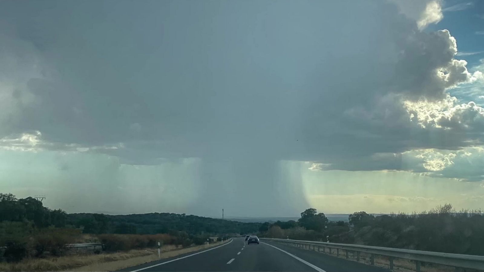Chubascos y tormentas localmente en la mitad sur peninsular - ver ahora