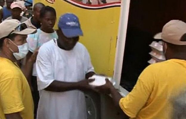  - Agua, comida y ropa para algunos