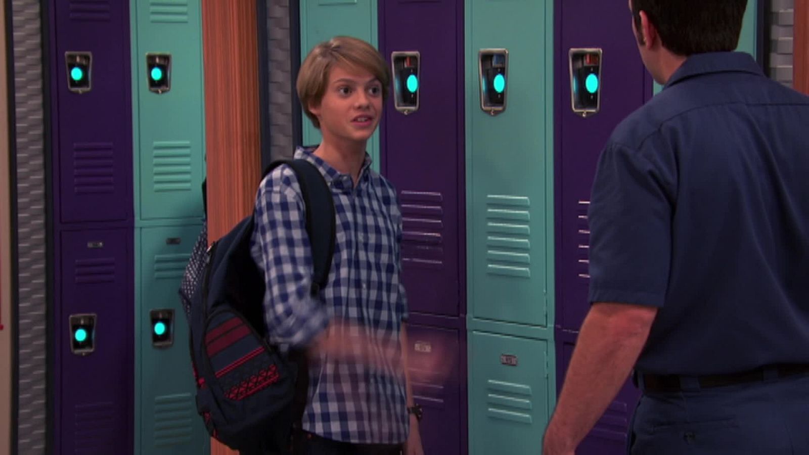 El beso del ascensor - Henry Danger | Ver