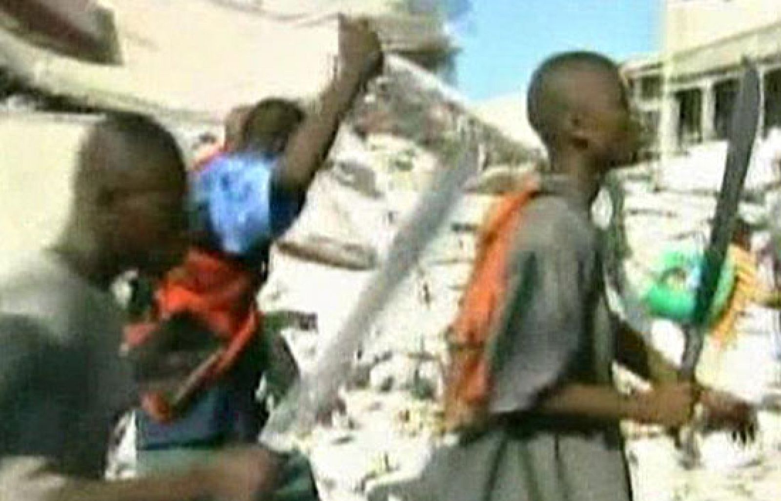 Buscan ayuda, machete en mano