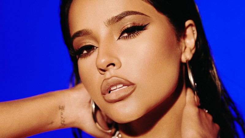 Becky G. presenta su nuevo éxito: 'Amantes', con Daviles De Novelda