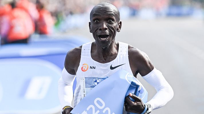 Atletismo - Eliud Kipchoge bate el récord del mundo en la Maratón de Berlín