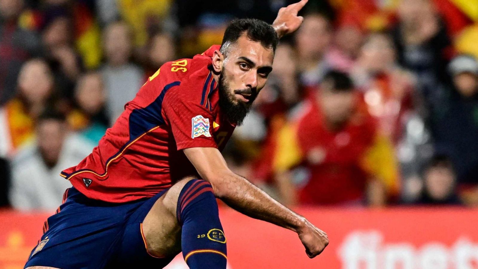 Borja Iglesias debuta con la selección en su 'casa' | Ver