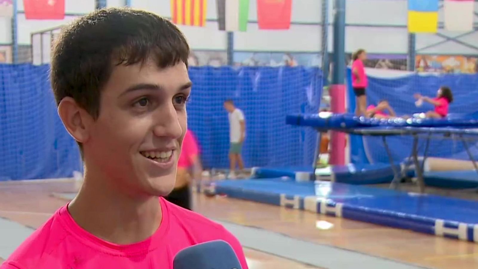 La historia inspiradora de Ángel en el trampolín: "El deporte te cambia la vida y da igual la edad" - Ver ahora