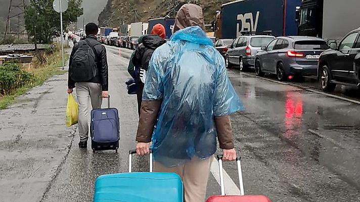 Telediario 1 - Ciudadanos rusos huyen de una posible llamada a filas por Georgia