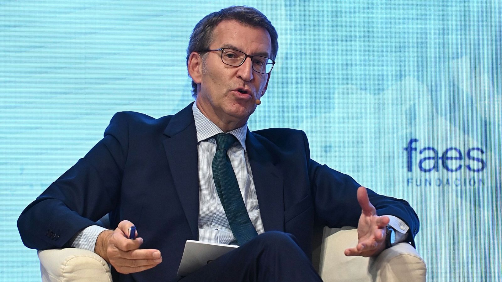 Feijóo pide al Gobierno que baje el IVA de alimentos básicos como carne y pescado del 10% al 4%, algo que el Ejecutivo descarta, aunque anuncia nuevas medidas fiscales.