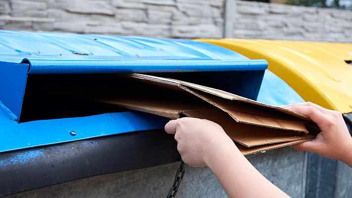 Telediario 1 - Multan con 2.001 euros a una mujer en Madrid por dejar una caja de cartón fuera del contenedor