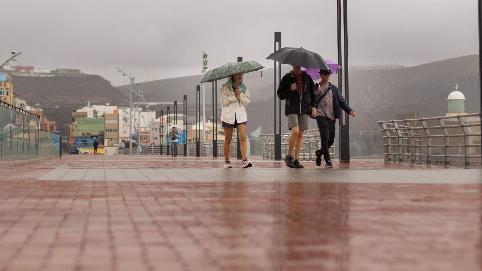 Los cielos cubiertos y las lluvias persisten en Canarias - El tiempo | Ver