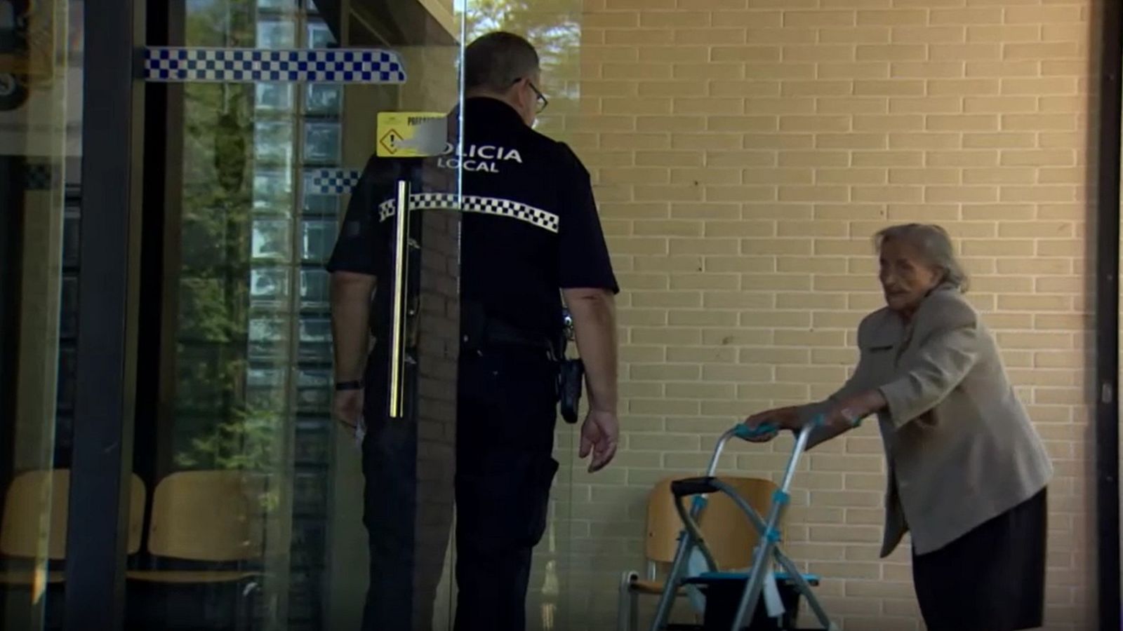 Encuentra un sobre con la pensión de una vecina y lo entrega | Ver