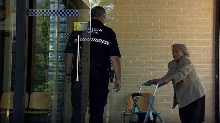 Telediario 1 - Una mujer encuentra un sobre con los 500 euros de la pensión de una vecina y lo entrega a la Policía