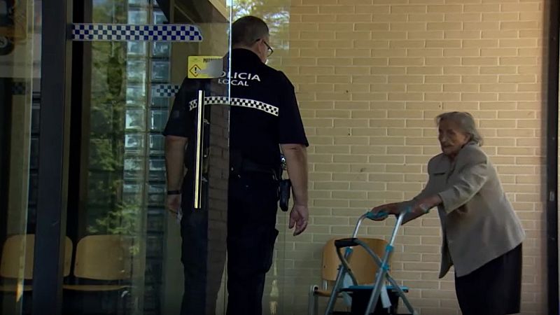 Encuentra un sobre con la pensión de una vecina y lo entrega | Ver