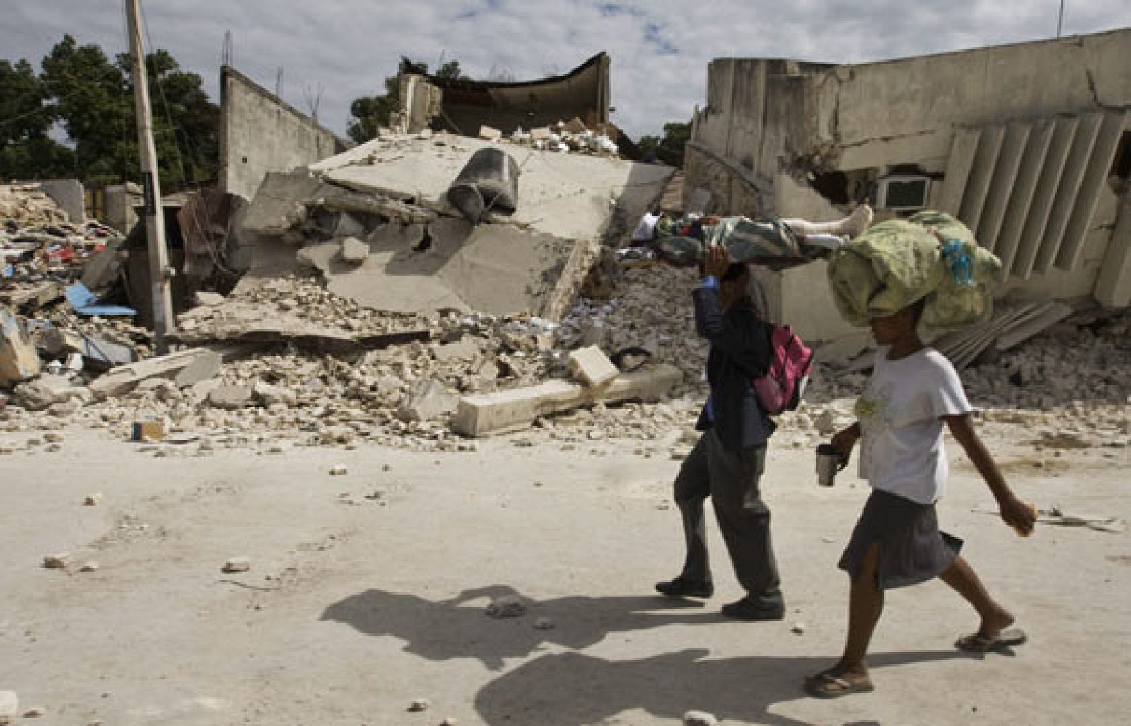 Construyen barricadas con los cadáveres | Ver
