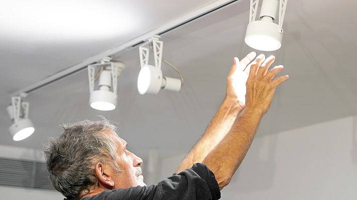 Telediario 1 - El precio de la luz se se desinfla y septiembre cierra como el mes más barato del año