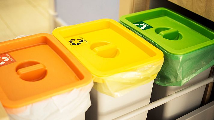 Telediario 1 - Los contenedores electrónicos ayudan a controlar mejor que la basura orgánica no se mezcle con otros residuos