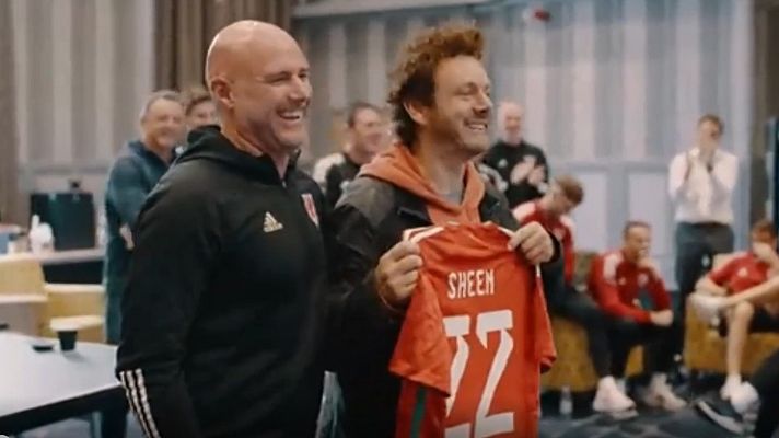 Telediario 1 - Michael Sheen arenga a los jugadores de Gales para el Mundial