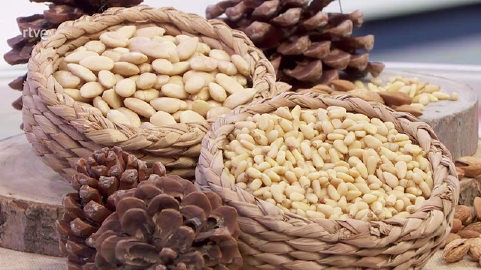 Aquí la Tierra - Piñones de almendra, una receta para chuparse los dedos