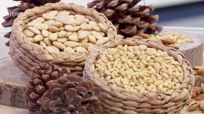 Aquí la Tierra - Piñones de almendra, una receta para chuparse los dedos