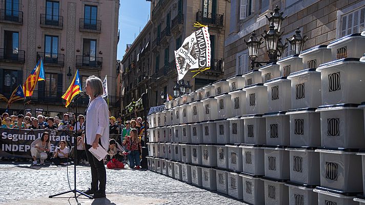 Informativo 24h - La ANC levanta en la plaza de Sant Jaume un muro de urnas utilizadas el 1-O