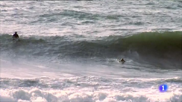 L'Informatiu - Els surfistes podran anar a l'aigua amb bandera vermella