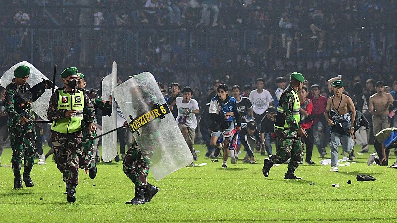 Una comisión independiente investigará los fallos cometidos en el estadio de fútbol de Indonesia | Ver